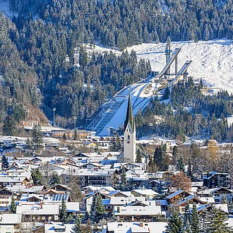 Blick auf Oberstdorf und die Schattenbergschanze