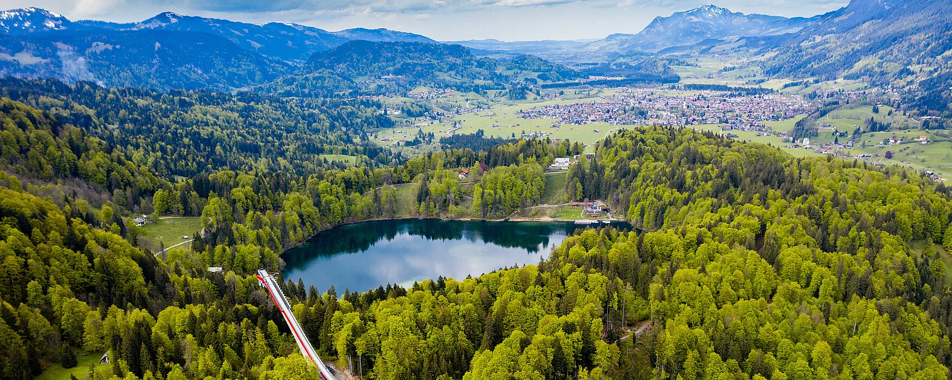 Freibergsee mit Skiflugschanze in Oberstdorf